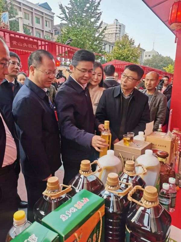 腾龙集团,油茶莳植生产加工销售,植物油莳植生产加工销售